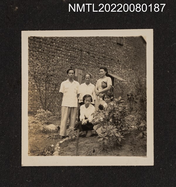 主要名稱：龍瑛宗與家人於屋旁合照/其他-相簿名稱：龍瑛宗相片集2圖檔，第1張，共1張