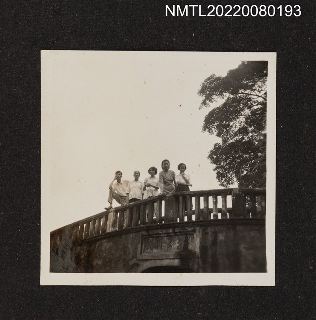 主要名稱：李耐與親友於板橋林本源園邸「橫虹臥月」上合照/其他-相簿名稱：龍瑛宗相片集2圖檔，第1張，共1張