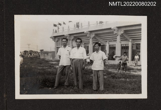 主要名稱：龍瑛宗與2名中年男性於野球場外合照/其他-相簿名稱：龍瑛宗相片集2圖檔，第1張，共1張