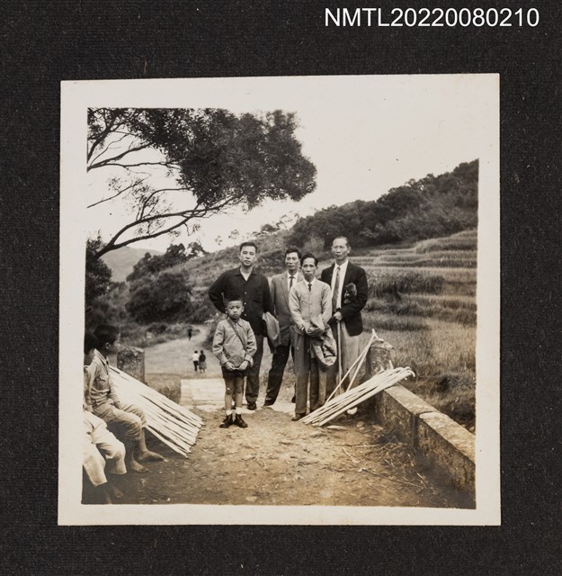 主要名稱：龍瑛宗（中年）與3男1童於鄉野合照（廟宇行1）/其他-相簿名稱：龍瑛宗相片集2圖檔，第1張，共1張