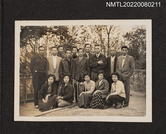 主要名稱：龍瑛宗（中年）與9男5女合照（空地合照1）/其他-相簿名稱：龍瑛宗相片集2圖檔，第1張，共1張