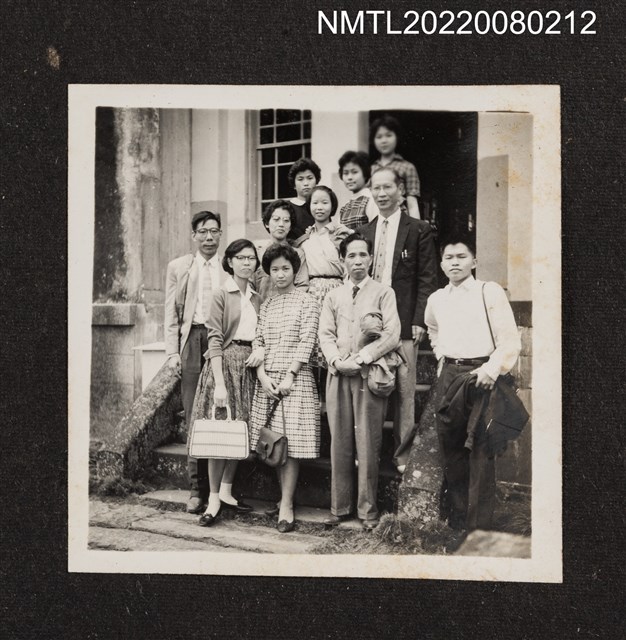 主要名稱：龍瑛宗（中年）與3男7女於某建築前合照（廟宇行2）/其他-相簿名稱：龍瑛宗相片集2圖檔，第1張，共1張