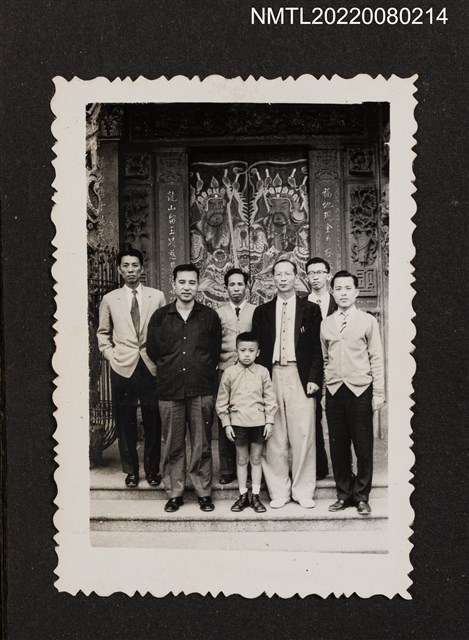 主要名稱：龍瑛宗與5男1童於廟門前合照（廟宇行3）/其他-相簿名稱：龍瑛宗相片集2圖檔，第1張，共1張