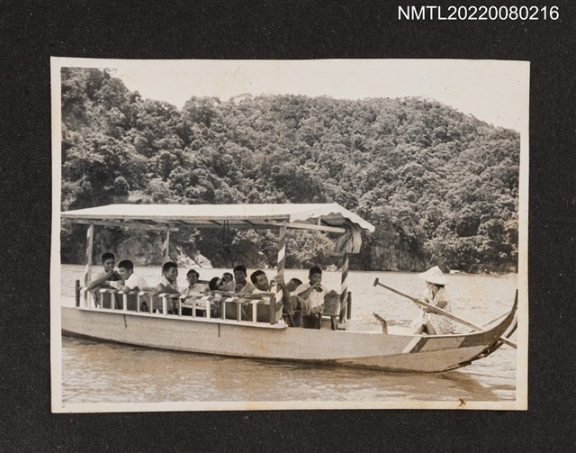 主要名稱：龍瑛宗與9名男性、1名女性船員遊湖之側拍（吊橋搭船出遊照4）/其他-相簿名稱：龍瑛宗相片集2圖檔，第1張，共1張