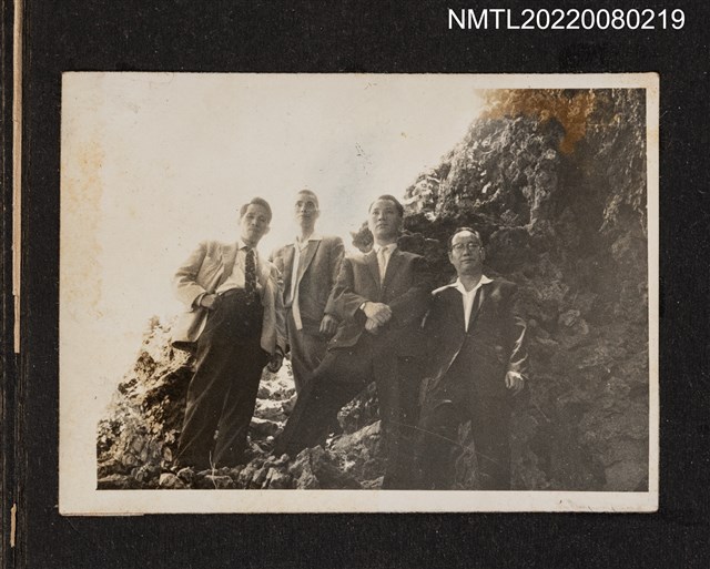 主要名稱：龍瑛宗與3名男性於岩石上合照/其他-相簿名稱：龍瑛宗相片集2圖檔，第1張，共1張