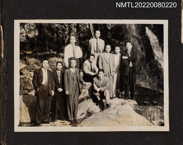 主要名稱：龍瑛宗與9名男性於瀑布旁合照/其他-相簿名稱：龍瑛宗相片集2圖檔，第1張，共1張