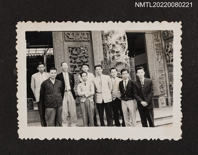 主要名稱：龍瑛宗與8名男姓於廟埕龍柱前合照（廟宇行4）/其他-相簿名稱：龍瑛宗相片集2圖檔，第1張，共1張
