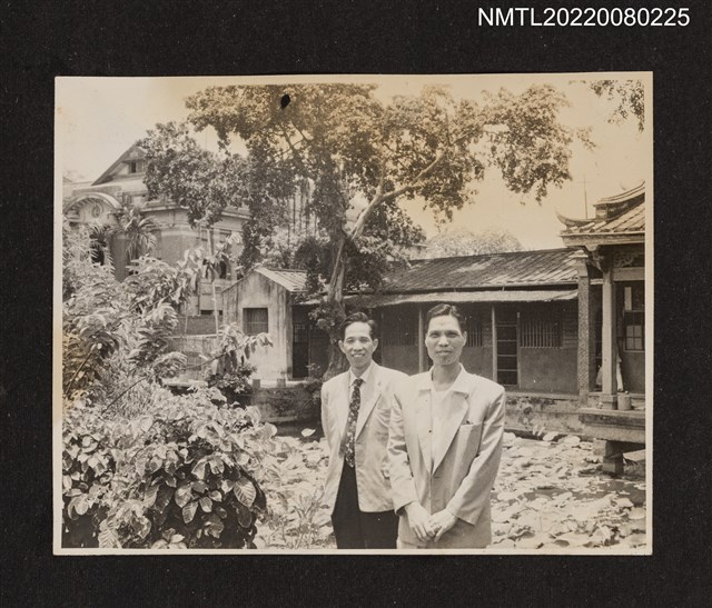 主要名稱：龍瑛宗與1名親友於荷花池旁合照/其他-相簿名稱：龍瑛宗相片集2圖檔，第1張，共1張