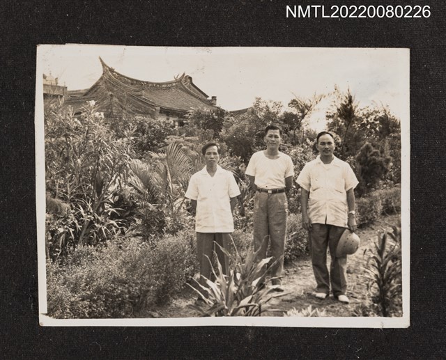 主要名稱：龍瑛宗與2名男性合照（太僕宮合照1）/其他-相簿名稱：龍瑛宗相片集2圖檔，第1張，共1張