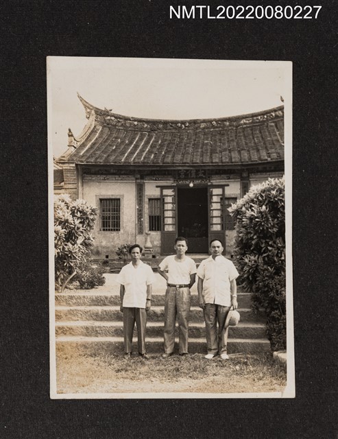 主要名稱：龍瑛宗與2名男性於廟前合照（太僕宮合照2）/其他-相簿名稱：龍瑛宗相片集2圖檔，第1張，共1張