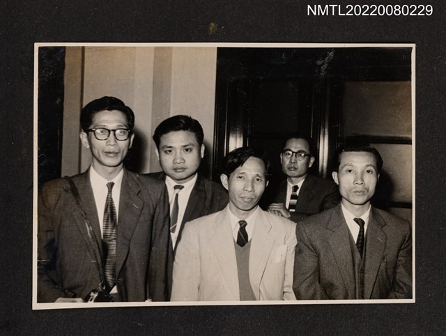 主要名稱：龍瑛宗與4名男性於室內合照/其他-相簿名稱：龍瑛宗相片集2圖檔，第1張，共1張