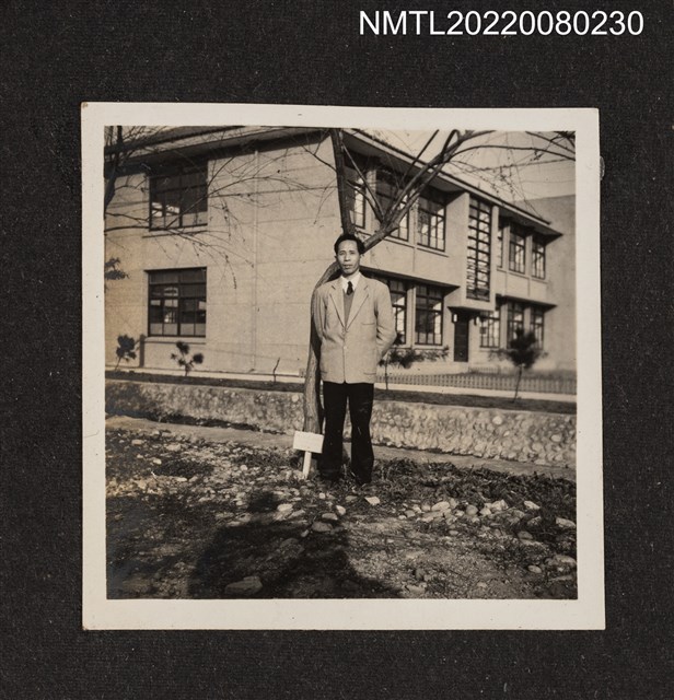 主要名稱：龍瑛宗（中年）於某建築外獨照/其他-相簿名稱：龍瑛宗相片集2圖檔，第1張，共1張