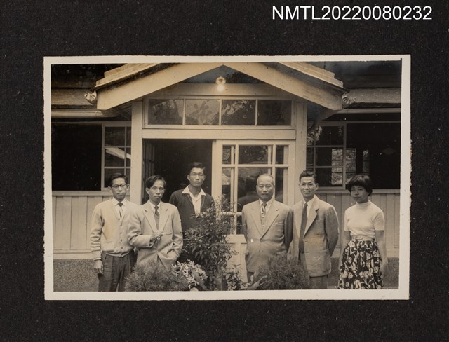 主要名稱：龍瑛宗與4名男性、1名女性於溫泉旅社前合照（溫泉行1）/其他-相簿名稱：龍瑛宗相片集2圖檔，第1張，共1張