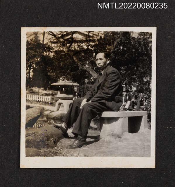 主要名稱：龍瑛宗（中年）池邊石椅獨照（新公園行1）/其他-相簿名稱：龍瑛宗相片集2圖檔，第1張，共1張