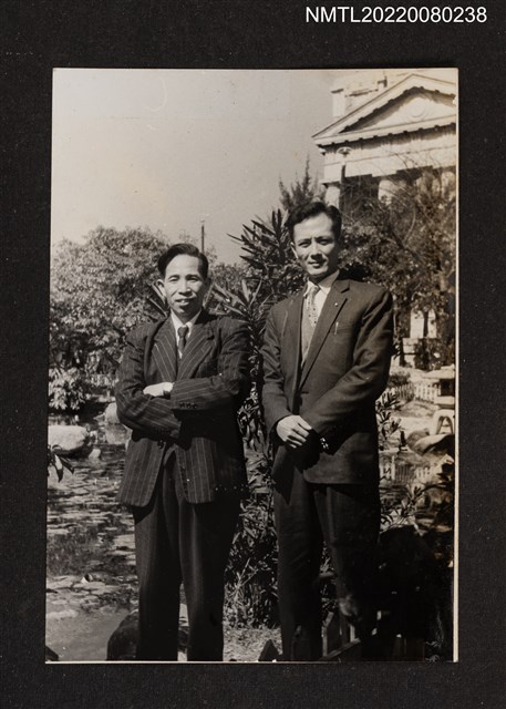 主要名稱：龍瑛宗與中年男性於荷花池邊合照（新公園行3）/其他-相簿名稱：龍瑛宗相片集2圖檔，第1張，共1張