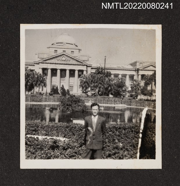主要名稱：中年男性於臺灣博物館前獨照（新公園行5）/其他-相簿名稱：龍瑛宗相片集2圖檔，第1張，共1張