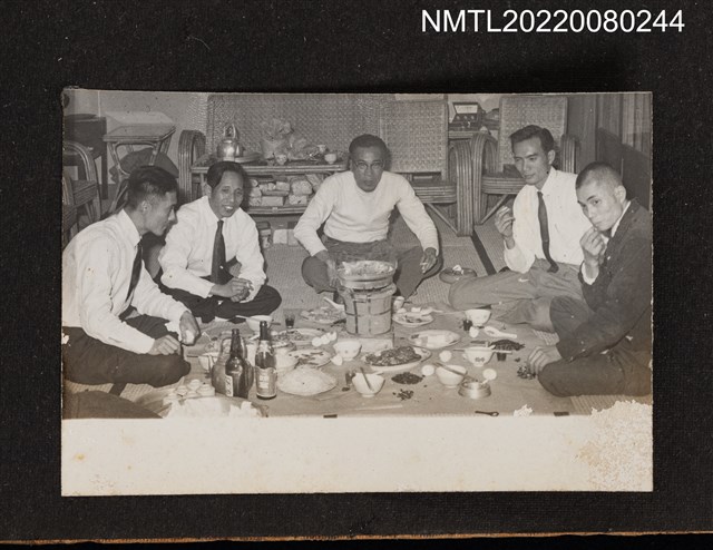 主要名稱：龍瑛宗（中年）與4名男性用餐合照（火鍋聚會照3）/其他-相簿名稱：龍瑛宗相片集2圖檔，第1張，共1張