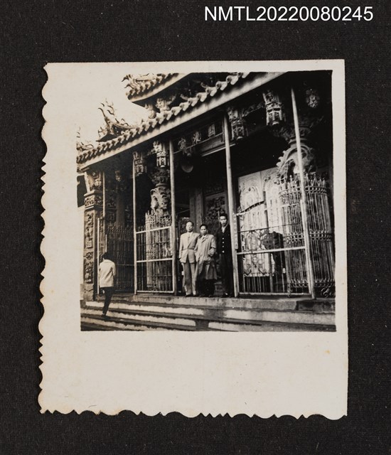 主要名稱：龍瑛宗與2名男性於關渡宮正殿前合照（關渡宮之行1）/其他-相簿名稱：龍瑛宗相片集2圖檔，第1張，共1張
