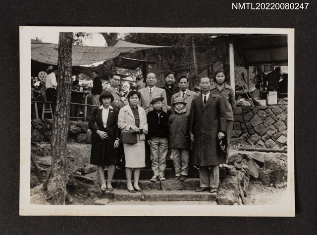 主要名稱：龍瑛宗與3名男性、4名女性、2名幼童、1名嬰兒於石階上合照（關渡宮之行3）/其他-相簿名稱：龍瑛宗相片集2圖檔，第1張，共1張