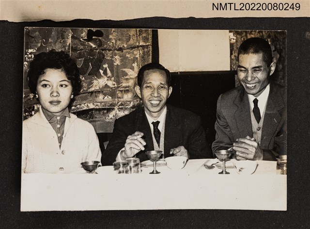 主要名稱：龍瑛宗與1男1女於喜宴上合照/其他-相簿名稱：龍瑛宗相片集2圖檔，第1張，共1張