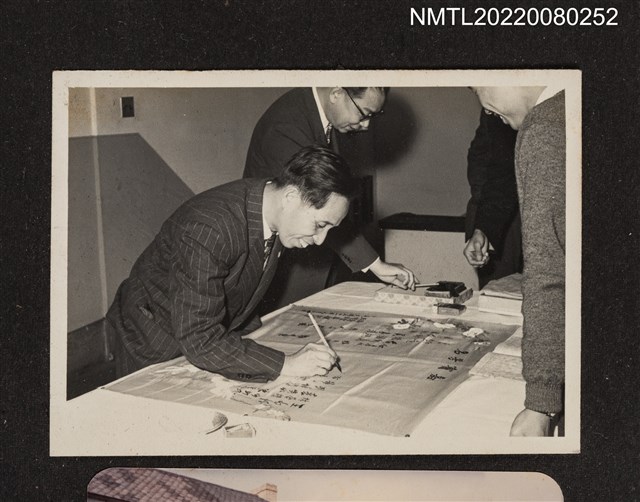 主要名稱：龍瑛宗參加某活動簽到側拍/其他-相簿名稱：龍瑛宗相片集2圖檔，第1張，共1張