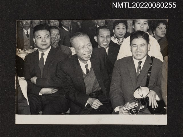 主要名稱：龍瑛宗與群眾於餐會合照/其他-相簿名稱：龍瑛宗相片集2圖檔，第1張，共1張