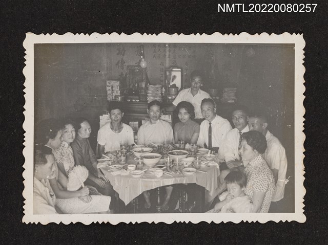 主要名稱：龍瑛宗夫婦與家族聚餐合照/其他-相簿名稱：龍瑛宗相片集2圖檔，第1張，共1張