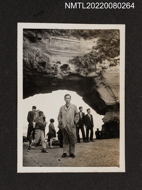 主要名稱：龍瑛宗於海蝕洞獨照（野柳行2）/其他-相簿名稱：龍瑛宗相片集2圖檔，第1張，共1張