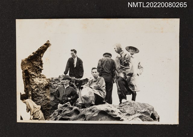 主要名稱：龍瑛宗等6人於「石鶯」上合照（野柳行3）/其他-相簿名稱：龍瑛宗相片集2圖檔，第1張，共1張