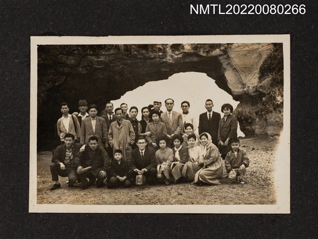 主要名稱：龍瑛宗等24人於海蝕洞大合照（野柳行4）/其他-相簿名稱：龍瑛宗相片集2圖檔，第1張，共1張
