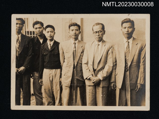 主要名稱：盧氏兄弟與王詩琅及採訪人員於廠內合照圖檔，第1張，共2張