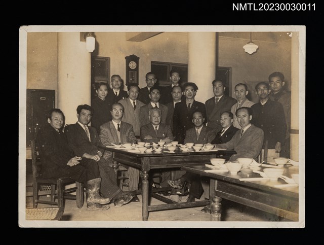 主要名稱：美術運動座談會19人合照（1954-12-15）圖檔，第1張，共1張