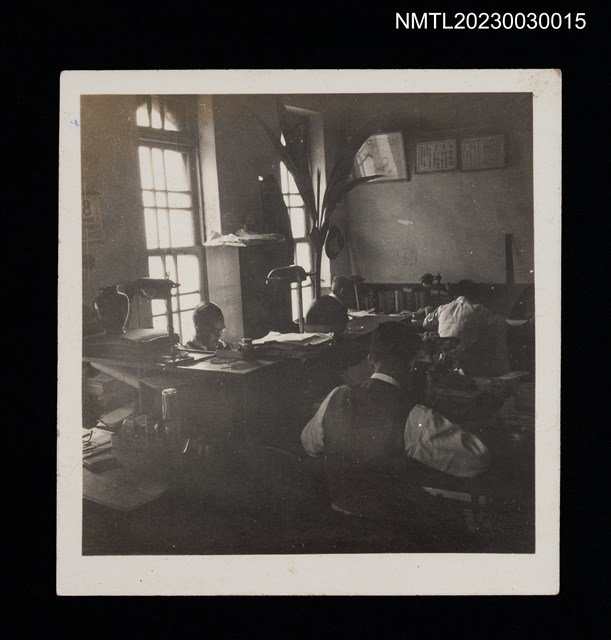 主要名稱：王詩琅於學友書局編輯部辦公室工作情景照（1955-12）圖檔，第1張，共2張