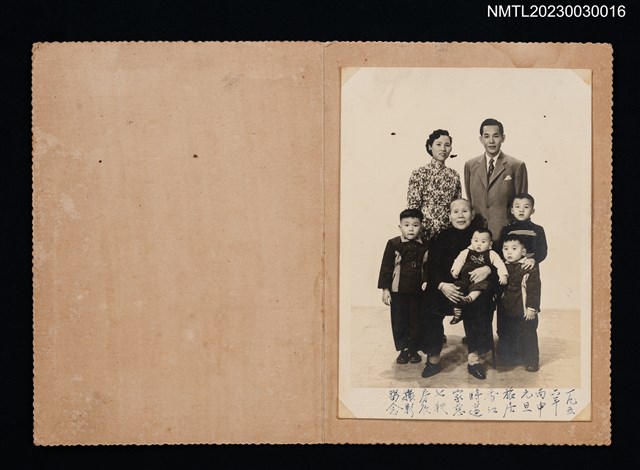 主要名稱：王詩琅妹旅居香江時與母親的全家福紀念照（1956-01-01）圖檔，第1張，共2張