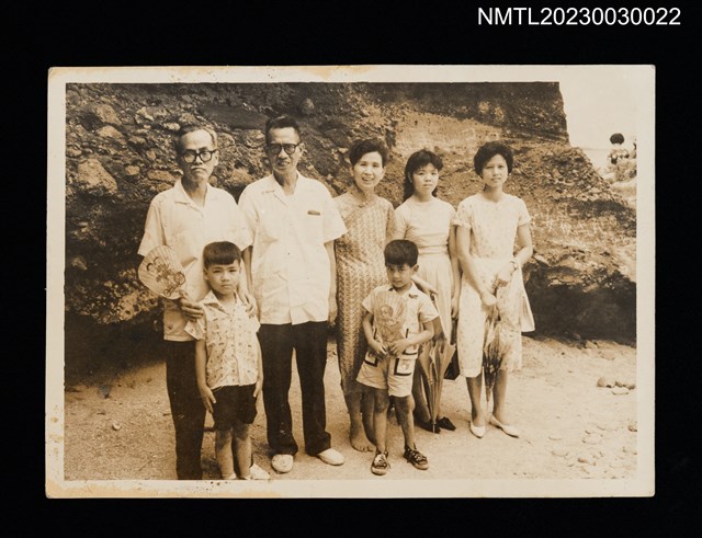 主要名稱：王詩琅與親友於臺北縣石門海濱合照（1963-05）圖檔，第1張，共2張