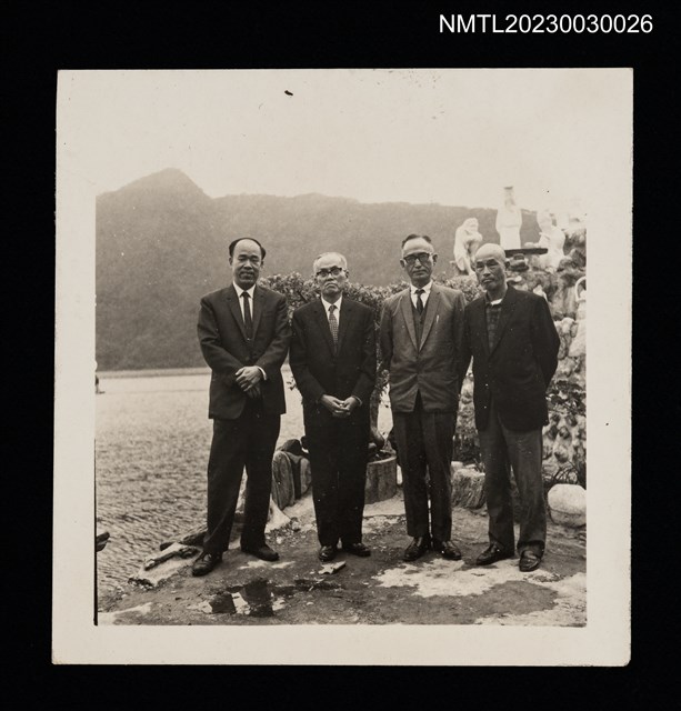 主要名稱：王詩琅與友人於花蓮鯉魚潭合照（1968-11-10）圖檔，第1張，共2張