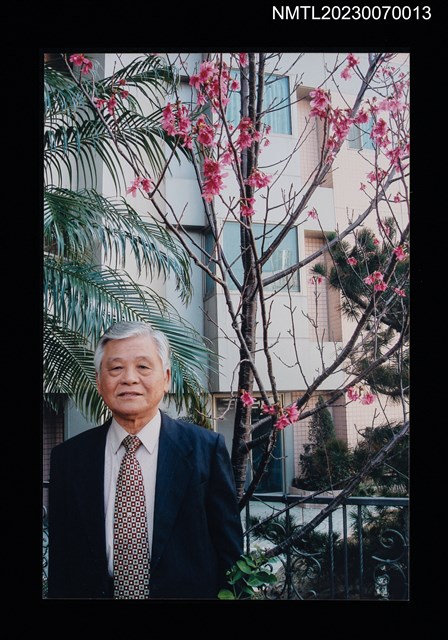 主要名稱：李錦上半身獨照（室外）（2009-02-12）圖檔，第1張，共1張