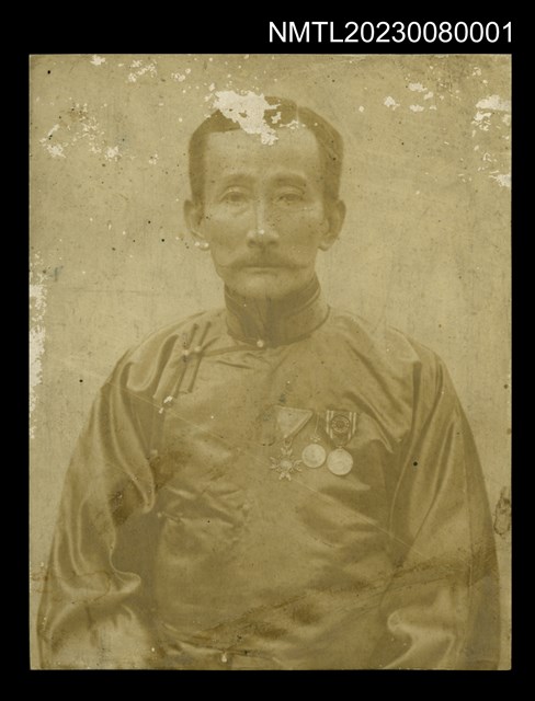 主要名稱：吳鸞旂蓄鬍穿著長衫上半身獨照-1/其他-：吳鸞旂家族相簿-001圖檔，第1張，共2張