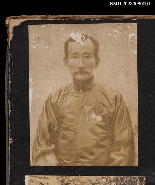 主要名稱：吳鸞旂蓄鬍穿著長衫上半身獨照-1/其他-：吳鸞旂家族相簿-001圖檔，第2張，共2張