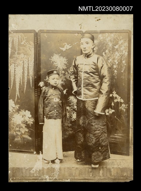 主要名稱：吳鸞旂與三子吳東漢兩人合照/其他-：吳鸞旂家族相簿-007圖檔，第1張，共2張