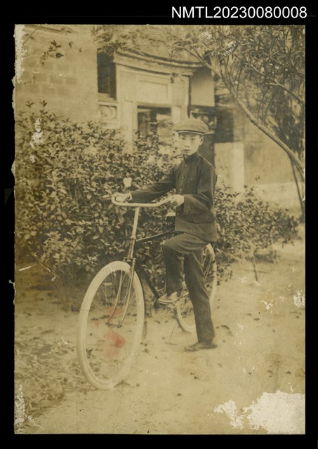 主要名稱：吳鸞旂男性親人手扶鐵馬獨照/其他-：吳鸞旂家族相簿-008圖檔，第1張，共2張