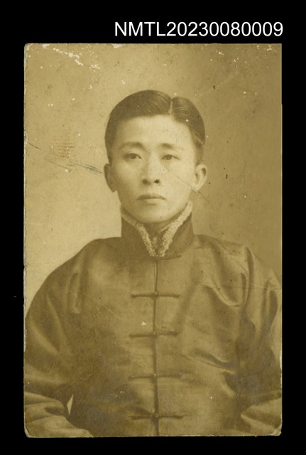 主要名稱：吳鸞旂長子吳子瑜穿著唐衫上半身獨照-1/其他-：吳鸞旂家族相簿-009圖檔，第1張，共2張