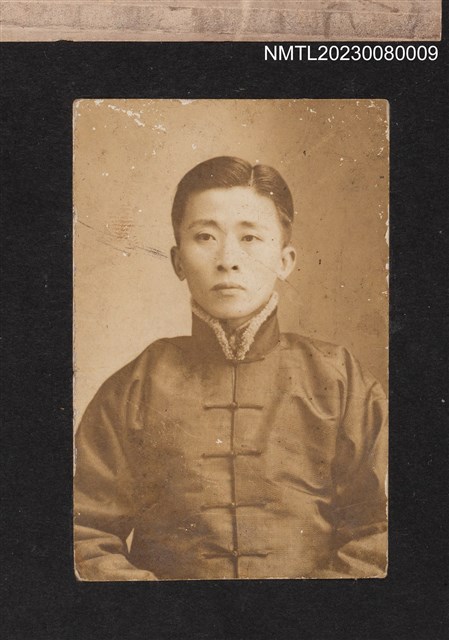 主要名稱：吳鸞旂長子吳子瑜穿著唐衫上半身獨照-1/其他-：吳鸞旂家族相簿-009圖檔，第2張，共2張