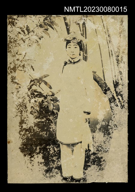 主要名稱：吳鸞旂家族年輕女性立姿獨照/其他-：吳鸞旂家族相簿-015圖檔，第1張，共2張