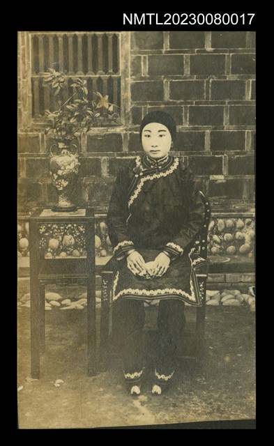 主要名稱：吳鸞旂家族年輕女性端坐獨照/其他-：吳鸞旂家族相簿-017圖檔，第1張，共2張