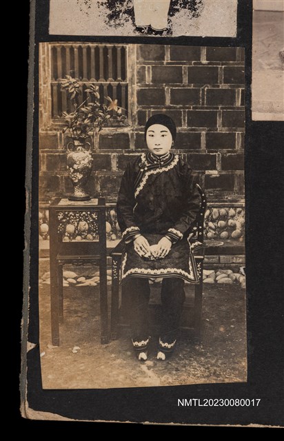 主要名稱：吳鸞旂家族年輕女性端坐獨照/其他-：吳鸞旂家族相簿-017圖檔，第2張，共2張