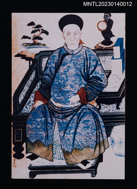 主要名稱：彩繪賴時輝坐姿官服照（翻拍照）圖檔，第1張，共3張