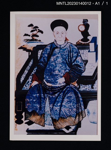 主要名稱：彩繪賴時輝坐姿官服照（翻拍照）圖檔，第3張，共3張