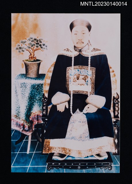 主要名稱：彩繪賴世觀坐姿官服照（翻拍照）圖檔，第1張，共3張