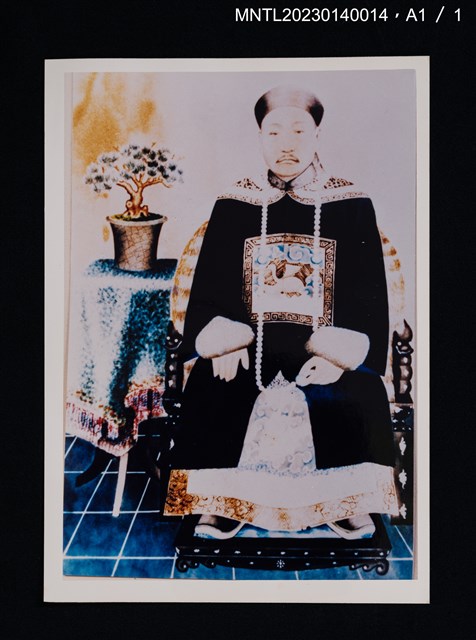 主要名稱：彩繪賴世觀坐姿官服照（翻拍照）圖檔，第3張，共3張